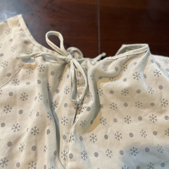 ‘Stranger Things’ Eleven Costume - Hospital Gown 🎃 - Picture 6 of 7